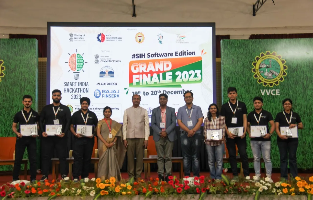 Smart India Hackathon 2023 grand finale, finalists on stage at VVCE